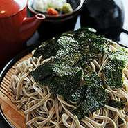 店頭の石臼で挽いたそば粉を使ったイチオシのそばです。
