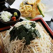 海老と3種類の野菜の揚げたての天ぷらがおいしい一番人気です。