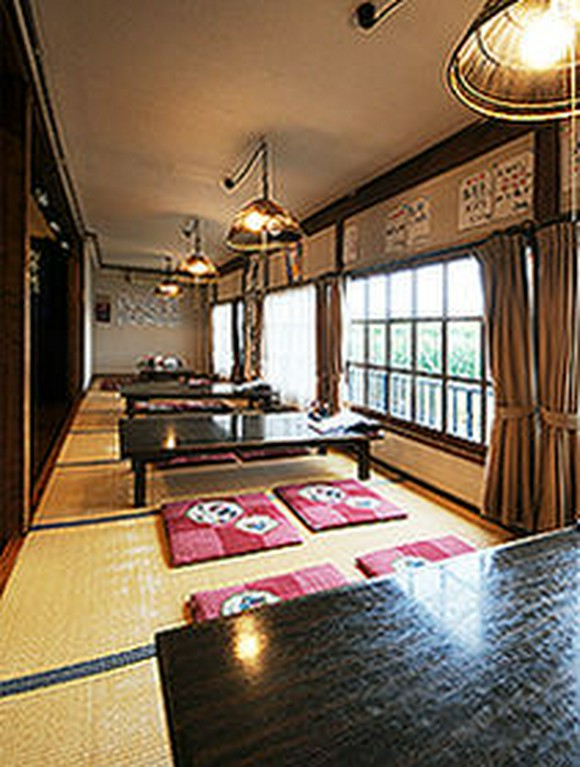 落ち着ける座敷。くつろいでゆっくりした時をお楽しみ下さい。