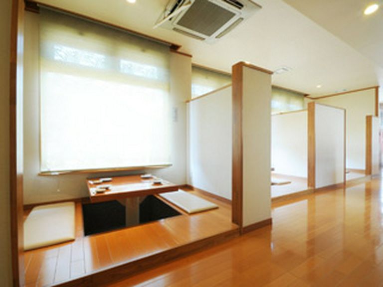 落ち着きのある店内で、多種多彩な料理を楽しめます。