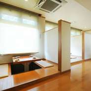 半個室の堀ごたつタイプのお席や完全個室の温泉付部屋もあり、ご家族や気の合うお仲間から接待まで色々なシーンに合わせたご利用ができます。温泉付の個室はお泊まりもできますのでゆっくり楽しむのにぴったり。