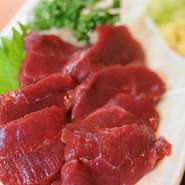 味のある赤身を使用しています。またユッケやカルパッチョとしてお楽しみいただいております。