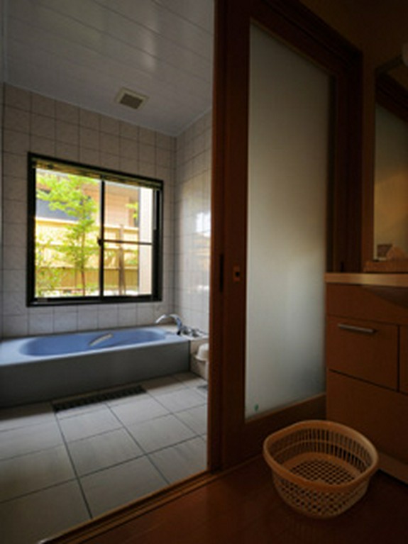 石和温泉源泉から約45℃の美容や冷え性などにも良い温泉です。