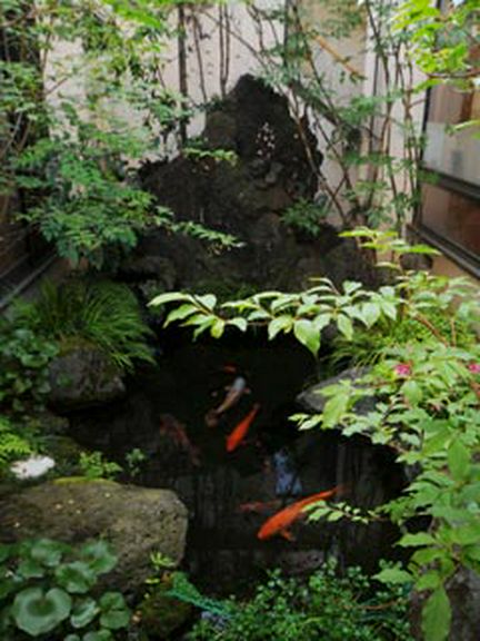 和風の中庭にある池には3トンの溶岩石から水が流れ込む。