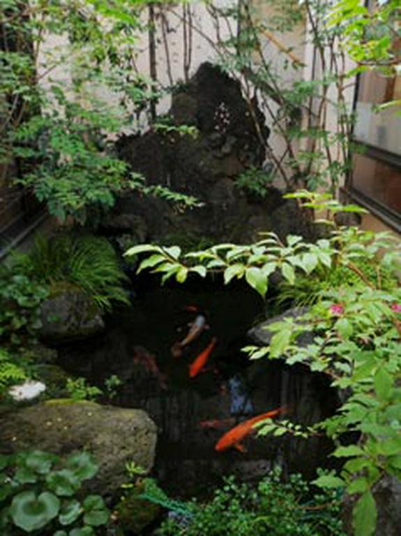 和風の中庭にある池には3トンの溶岩石から水が流れ込む。