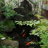 和風の中庭にある池には3トンの溶岩石から水が流れ込む。