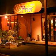 カフェよりもダイニングの方が強く、フードメニューが豊富。テーブル席の他に個室・お座敷もあり、家族や子連れでも安心。ドリンクメニューも多いので、宴会でも満足。
