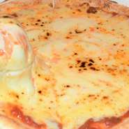 モッツァレラを含んだたっぷりチーズで贅沢に！