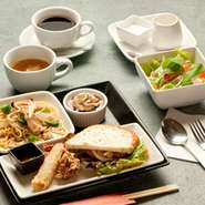 大人気のプレートランチはパスタ、サンド、副菜2品、デザート、スープ、サラダ、ドリンクが付いてます。