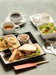 大人気のプレートランチはパスタ、サンド、副菜2品、デザート、スープ、サラダ、ドリンクが付いてます。