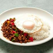 豚挽肉とバジルを炒めオイスターソースを加えたご飯。目玉焼きと良く混ぜてお召し上がりください