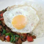 ヒキ肉とパプリカ、バジルをオイスターソースベースのソースで炒め、目玉焼きを一緒に添えた一品