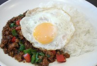 ヒキ肉とパプリカ、バジルをオイスターソースベースのソースで炒め、目玉焼きを一緒に添えた一品