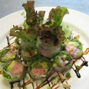 ネギトロとアボカドの相性抜群の生春巻きを梅肉コチュジャンソースとバルサミコで！