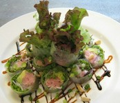 ネギトロとアボカドの相性抜群の生春巻きを梅肉コチュジャンソースとバルサミコで!