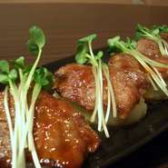 コチュジャンベースのタレにつけた牛カルビに、マッシュポテトを寿司のシャリに見立てた一品。絶品。