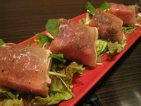 豆腐を生ハムで巻きました！　中の梅肉がポイント