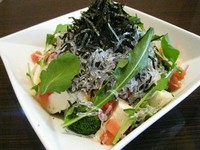 彩りに野菜に豆腐と海苔をのせ！　決め手は胡麻ドレッシングで健康的に！