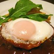 目玉焼きがのったハンバーグ　デミソースで！
