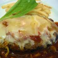 チーズをのせて焼いたハンバーグ！　グー！