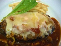 チーズをのせて焼いたハンバーグ! グー!