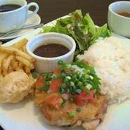 4種類の中よりお選び下さい（おろし和風ソース・胡麻胡椒ソース・柚子味噌ソース・デミソース）