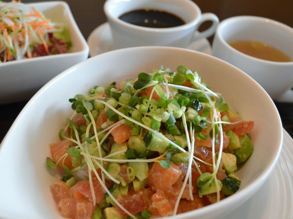 サーモンとアボカドのサラダ丼