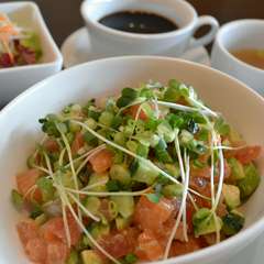 サーモンとアボカドのサラダ丼