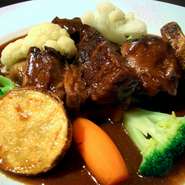 やわらかく赤ワインで煮込んだ逸品