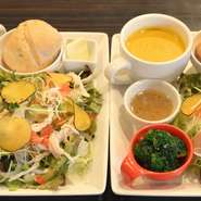 ランチと平日ディナー限定。
お野菜主体の野菜プレート
アボカドチキンサラダ又は生ハムサラダ
どちらか選べます。
かぼちゃのポタージュスープ、ブロッコリーのマリネ
ライ麦パン、付。
ランチはドリンク付き。