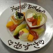 当日お誕生日の方にお好きなデザート一品又はお好きなドリンク一杯プレゼント
※誕生日を証明できるもの持参
当日ではない方などにデコレーションケーキもご用意できます（有料）
5号3500円（3850円）6号4300円（4730円）
その他値段に合わせてのデザートプレートや盛り合わせ 
￥1200(1320)もあります(^^♪
