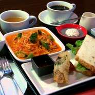 ランチ11：30～15：00（ラストオーダー14：30）
15：00～17：00準備中になります。

※ランチ、ディナー共に全席禁煙になります。
