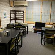 椅子とテーブルでゆっくり会食を楽しんで頂けます