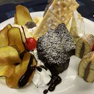 チョコレートブラウニーと日替りアイスのデザートプレート