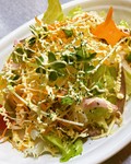 キャベツ、レタス、オニオンスライス、お勝の自家製焼豚、ハム、チーズなどなど
に特製ドレッシングとマヨネーズをかけた一品！