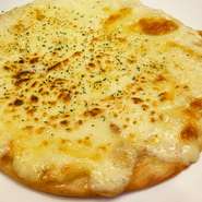 チーズ香るピザ