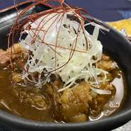 国産牛すじ肉を、味噌でじっくり炊きました。
創業以来の変わらぬ味です…