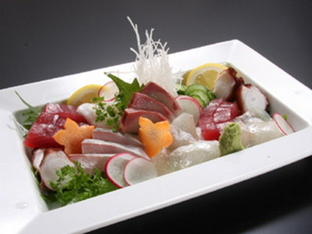 市場直送の新鮮なお造り盛り合わせ