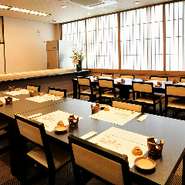 1階完全個室テーブル席　宴会場からトイレまでバリアフリーになっております。車椅子ご利用に最適です。