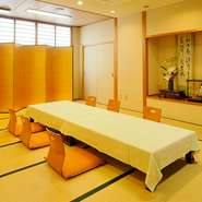 店内には少人数から50名まで対応できる個室が完備されており、各種宴会に対応可能。ご希望に応じて「メッセージ入りランチョンマット」のサービスがあり、主役を喜ばせる演出など、細やかな心くばりがあります。