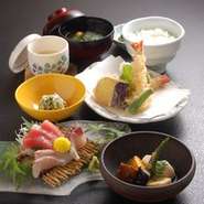 お造り盛り合わせ・天ぷらの盛り合わせ・茶碗蒸し・小鉢２品の付いたご満足いただける定食です