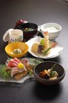 お造り盛り合わせ・天ぷらの盛り合わせ・茶碗蒸し・小鉢2品の付いたご満足いただける定食です