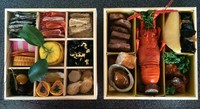 紅白蒲鉾丹波黒豆伊達巻伊勢アワビのステーキ数の子栗渋皮煮筑前煮煮しめにしん昆布巻き干し柿と紅白なます鰤の照り焼き大粒いくらの醤油漬け伊勢海老の蒸し焼き松阪牛サーロインステーキ田作りタタキ牛蒡