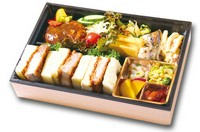 【内容】 カツサンド・自家製ハンバーグ・季節の焼き魚・出し巻き・季節の逸品4種
【容器のサイズ cm】
W: 27.0 D: 18.0 H: 5.0