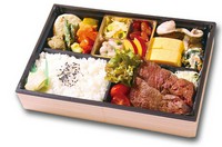 【内容】 松阪牛のステーキ・季節の焼き魚・季節の焚き合わせ・出し巻き・季節の逸品4種
【容器のサイズ cm】
W: 27.0 D: 18.0 H: 5.0