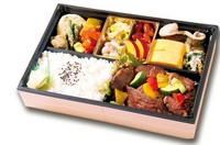 【内容】 黒毛和牛焼肉・季節の焼き魚・季節の焚き合わせ・出し巻き・季節の逸品4種
【容器のサイズ cm】
W: 27.0 D: 18.0 H: 5.0