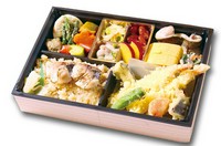 【内容】 自家製鯛めし・天麩羅・季節の焼き魚・季節の焚き合わせ・出し巻き・季節の逸品4種 
【容器のサイズ cm】
W: 27.0 D: 18.0 H: 5.0