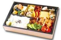 【内容】 国産若鶏の照り焼き・季節の焼き魚・季節の焚き合わせ・出し巻き・季節の逸品4種
【容器のサイズ cm】
W: 27.0 D: 18.0 H: 5.0