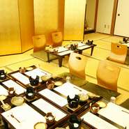披露宴でのご宴会です。個々の名札や御両家の席次表をお作りしております
