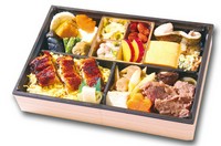 【内容】 うな重・黒毛和牛すき焼き・季節の焼き魚・季節の焚き合わせ・出し巻き・季節の逸品4種
【容器のサイズ cm】
W: 27.0 D: 18.0 H: 5.0